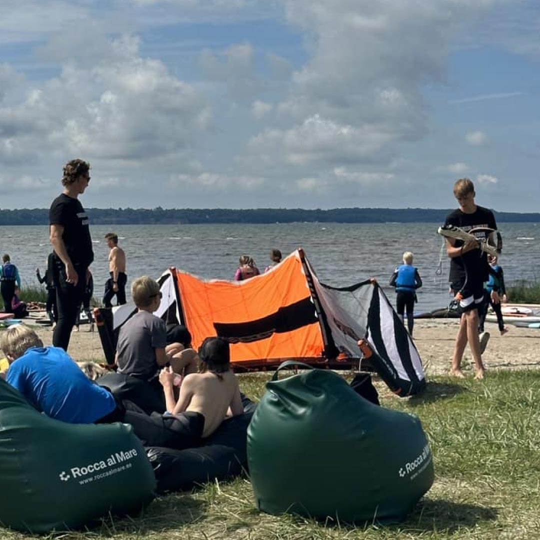 Lastelaagri surfitegevused vees: purjelaud ja aerusurf